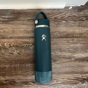 Hydro Flask Teal Water Bottle 22oz with rubber protector